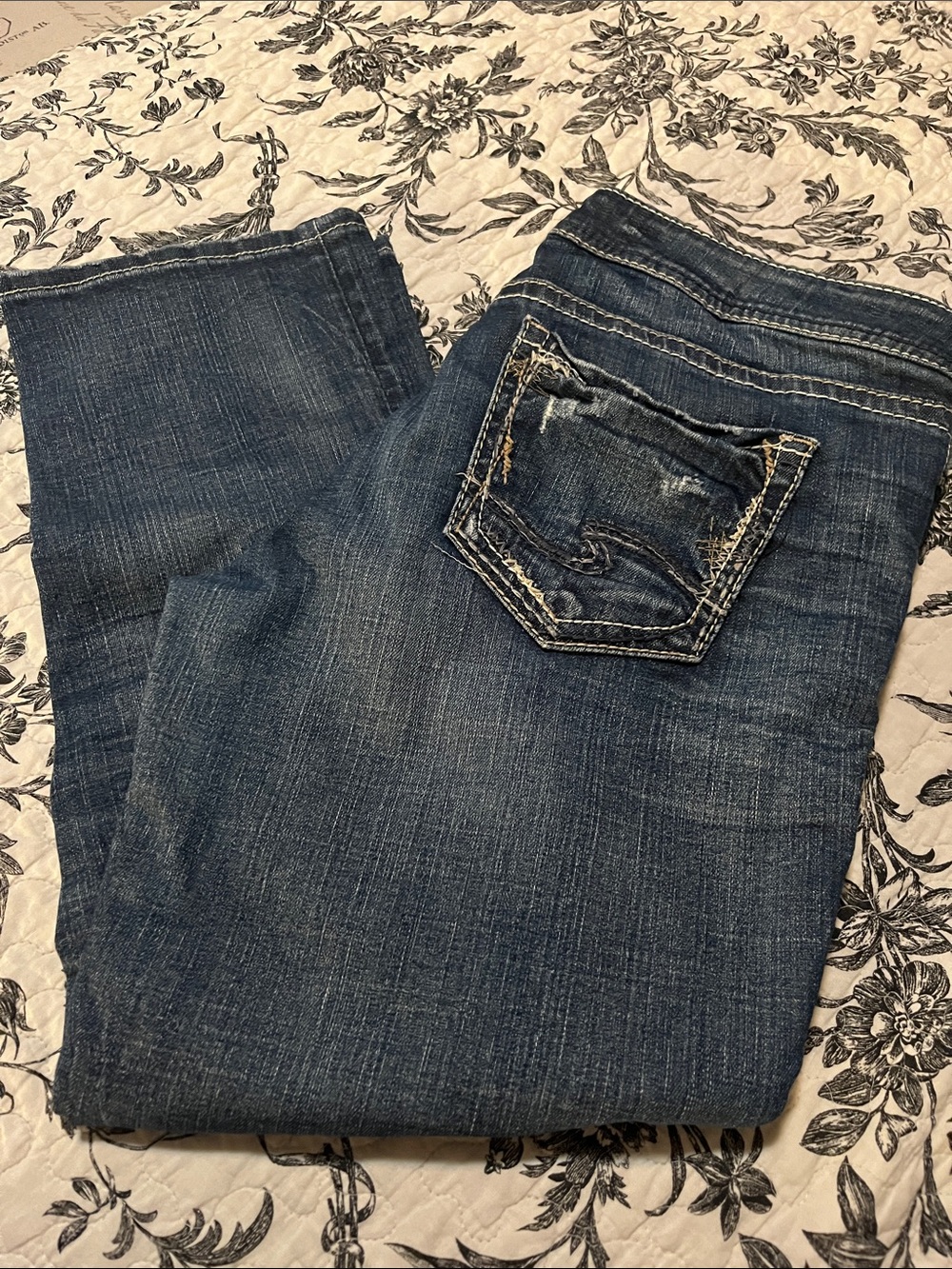 Silver Jeans Medium to Dark Blue Cropped Ankle Jeans